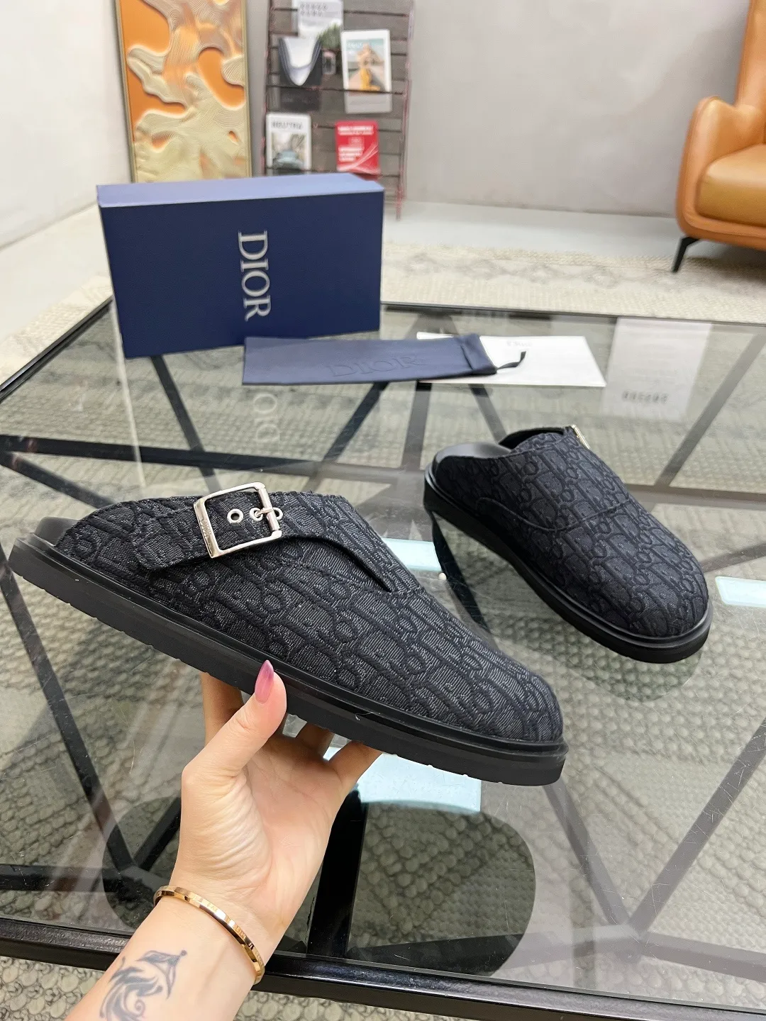 Men's Men's Shoes 💰340 [New Style] 🐝🐝2025ss Dior's latest men's slippers are a must-have. Dior Alias ​​Men's Genuine Leather Slippers This summer new Alias ​​sandal embodies a casual and elegant style. Carefully crafted from grained cow leather and Oblique printed fabric, with cowhide lining! Cross-strap design with metal-clad brass CD Diamond logo. The imported cowhide leather and rubber sole adds sophistication and comfort, while Oblique print-effect anti-slip panels add style. Code: 38-44 (45 can be customized
